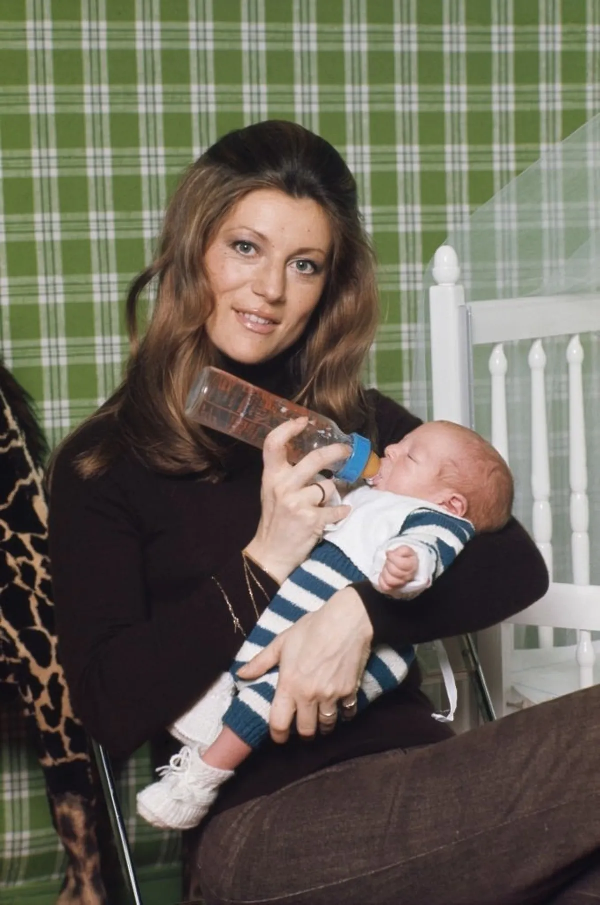 La chanteuse française Sheila avec son fils Ludovic chez elle à Feucherolles. | Photo : Getty Images
