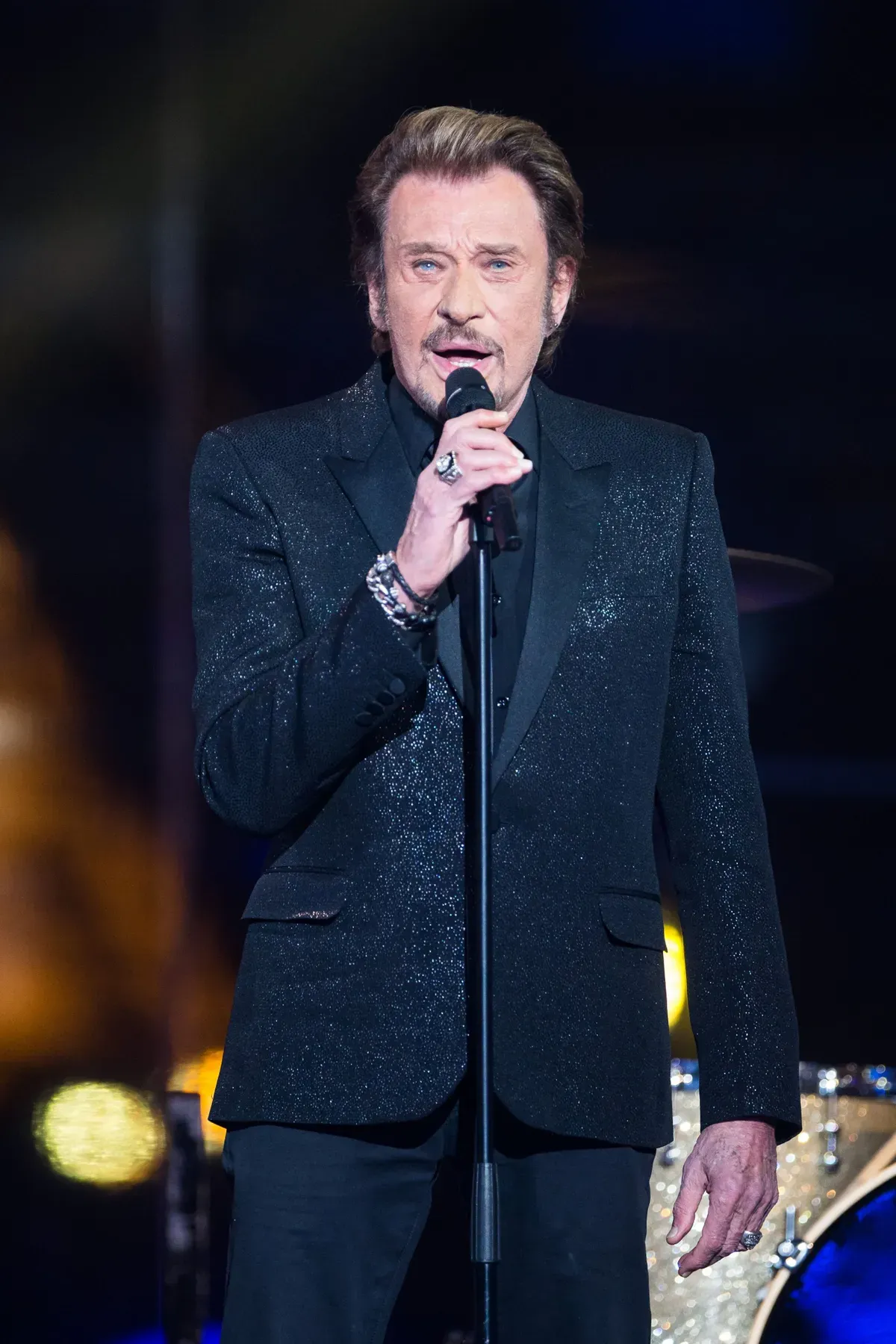 Le chanteur Johnny Hallyday sur scène lors de l'émission de télévision 'France Television Telethon 2014' le 6 décembre 2014 à Paris, France. | Photo : Getty Images