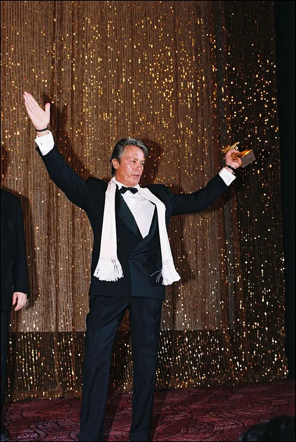 Alain Delon reçoit un ours d'or en Allemagne Le 17 février 1995-Alain Delon. |Photo : Getty Images