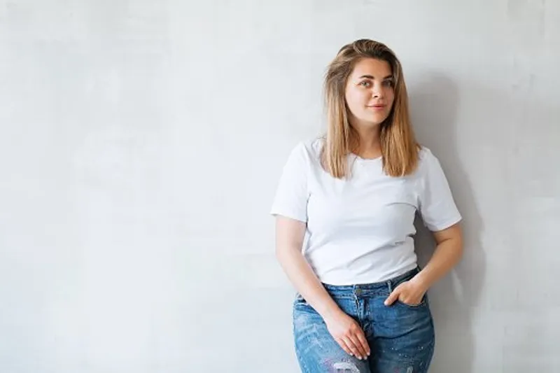 eune belle femme en t-shirt blancs et jeans. | Photo : Getty Images