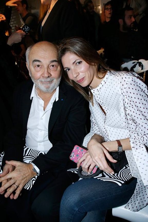 Gérard Jugnot et son épouse Patricia Campi assistent au défilé de Haute Couture Printemps Eté 2018. | Photo : Getty Images