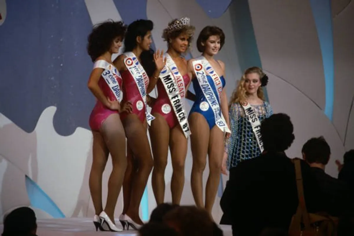 Nathalie Marquay avec d'autres candidates lors du concours Miss France 1987. | photo : Getty Images