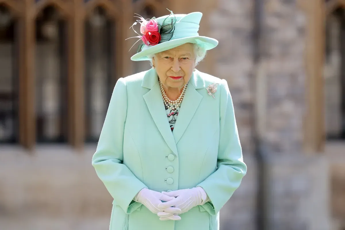 La reine Elizabeth II après avoir remis au capitaine Sir Thomas Moore l'insigne de Chevalier Bachelor au château de Windsor le 17 juillet 2020 | Getty Images