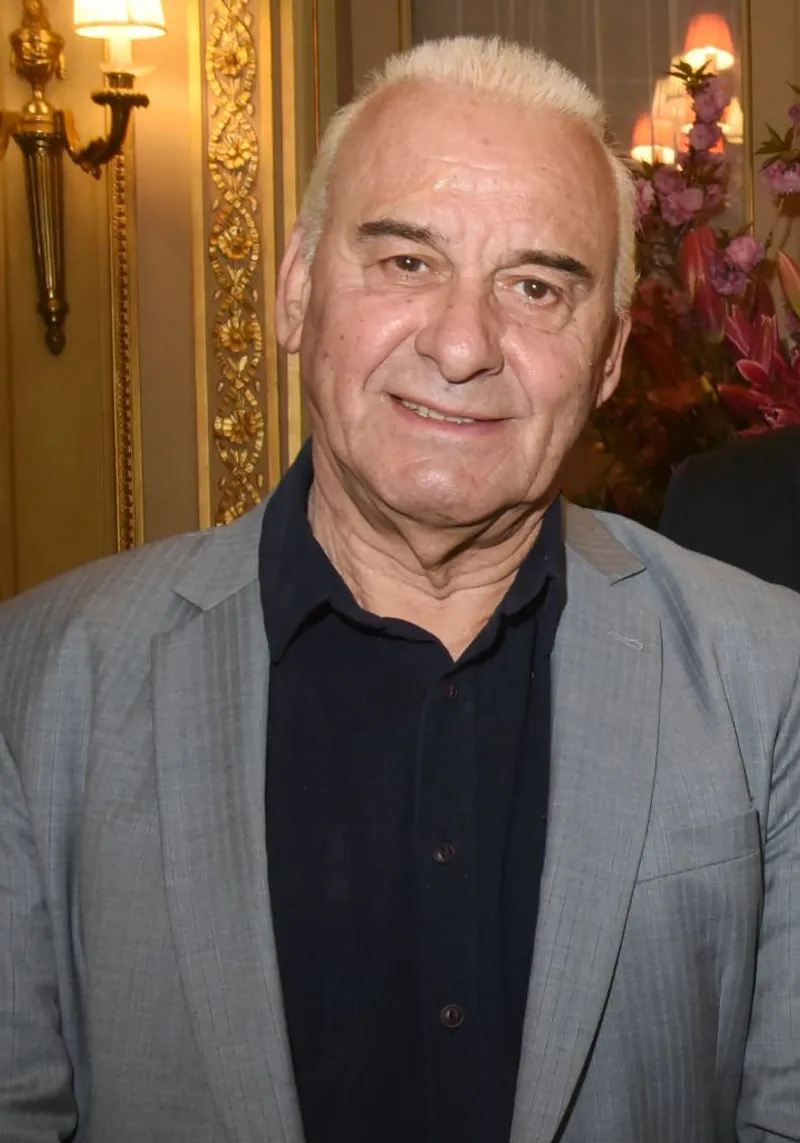 le chanteur Michel Fugain assiste à "Sardou Regards" Lancement du livre de Bastien Kossek à l'hôtel Raphael le 15 avril 2019 à Paris. | Photo : Getty Images