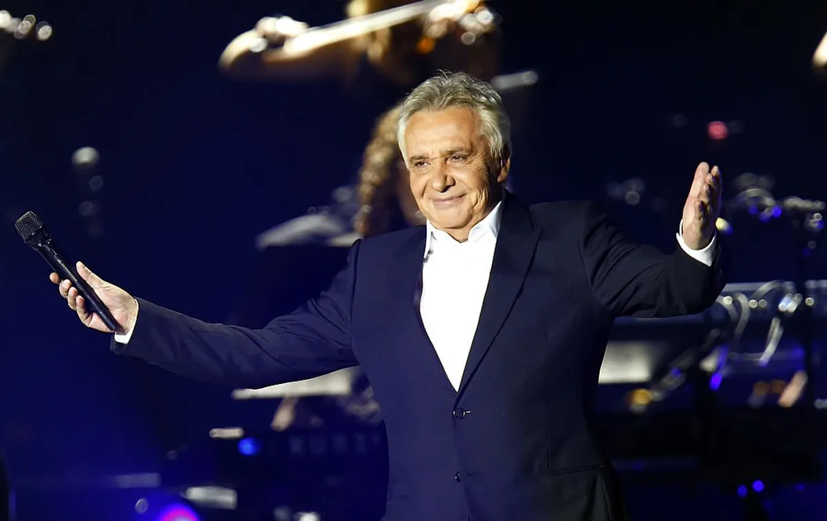 Le chanteur français Michel Sardou se produit sur la scène du Palais Omnisport de Bercy, le 12 décembre 2012 à Paris. | Photo : Getty Images