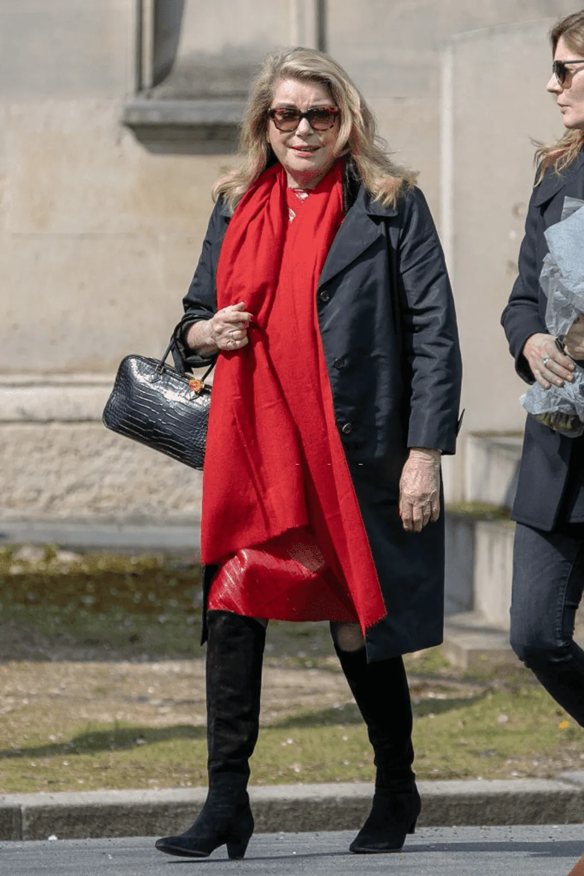  Catherine Deneuve et sa fille Chiara Mastroianni assistent aux funérailles d'Agnès Varda au cimetière Montparnasse le 02 avril 2019 à Paris, en France. | Photo : Getty Images
