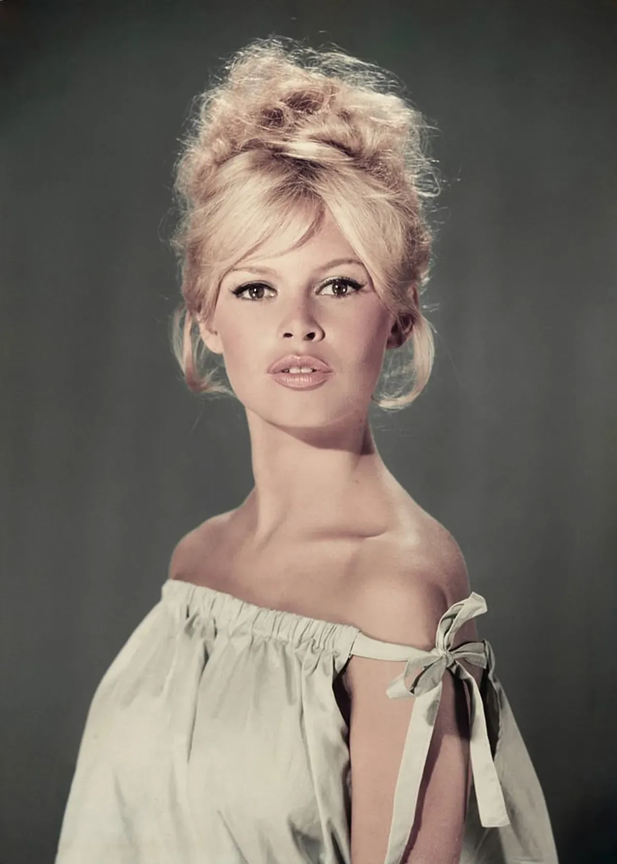 Portrait de l'actrice et mannequin Brigitte Bardot vêtue d'une robe épaules nues bleu clair. | Photo : Getty Images