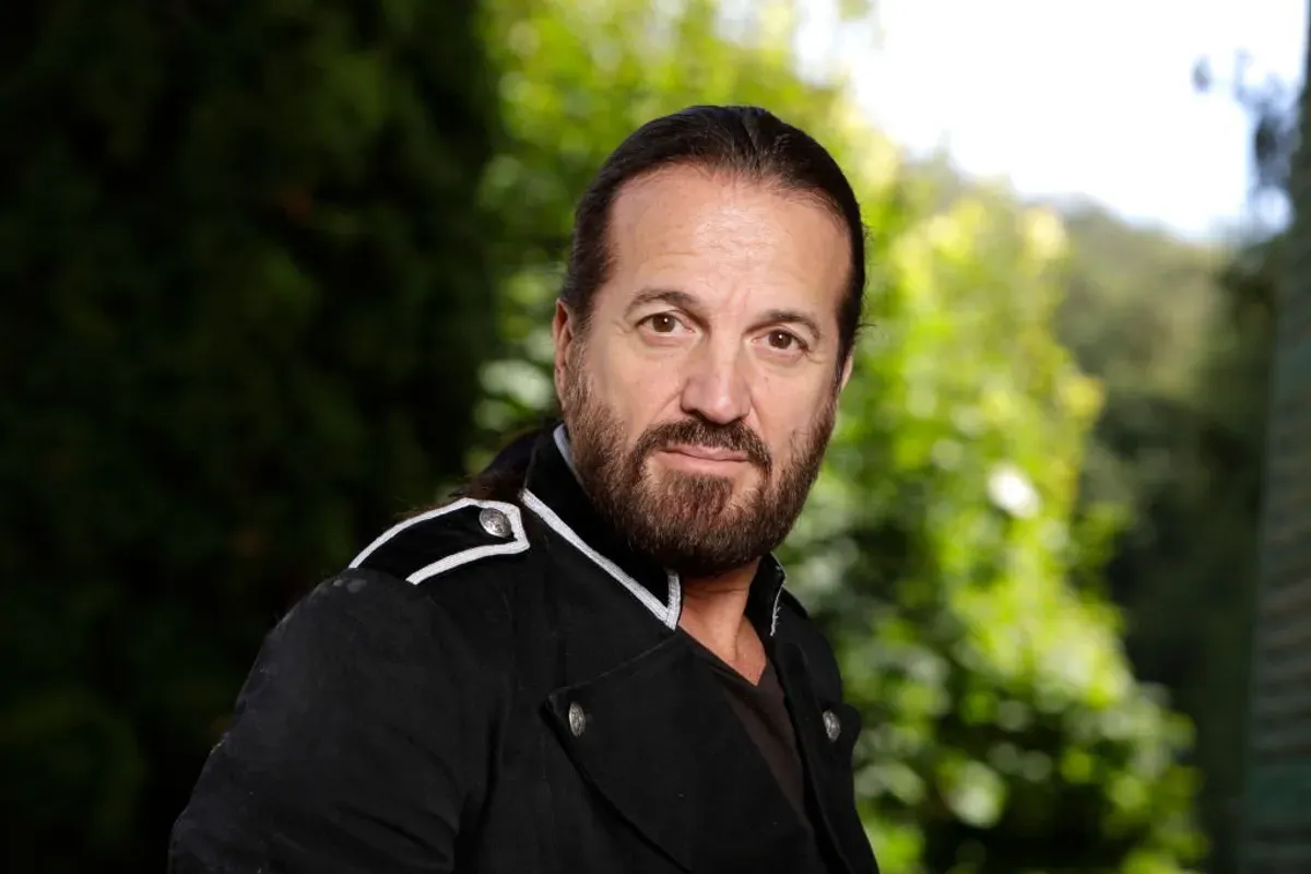 Le poète et chanteur Francis Lalanne pose lors d'une séance de portrait à Paris, France le26 août 2018 | Photo : Getty Images