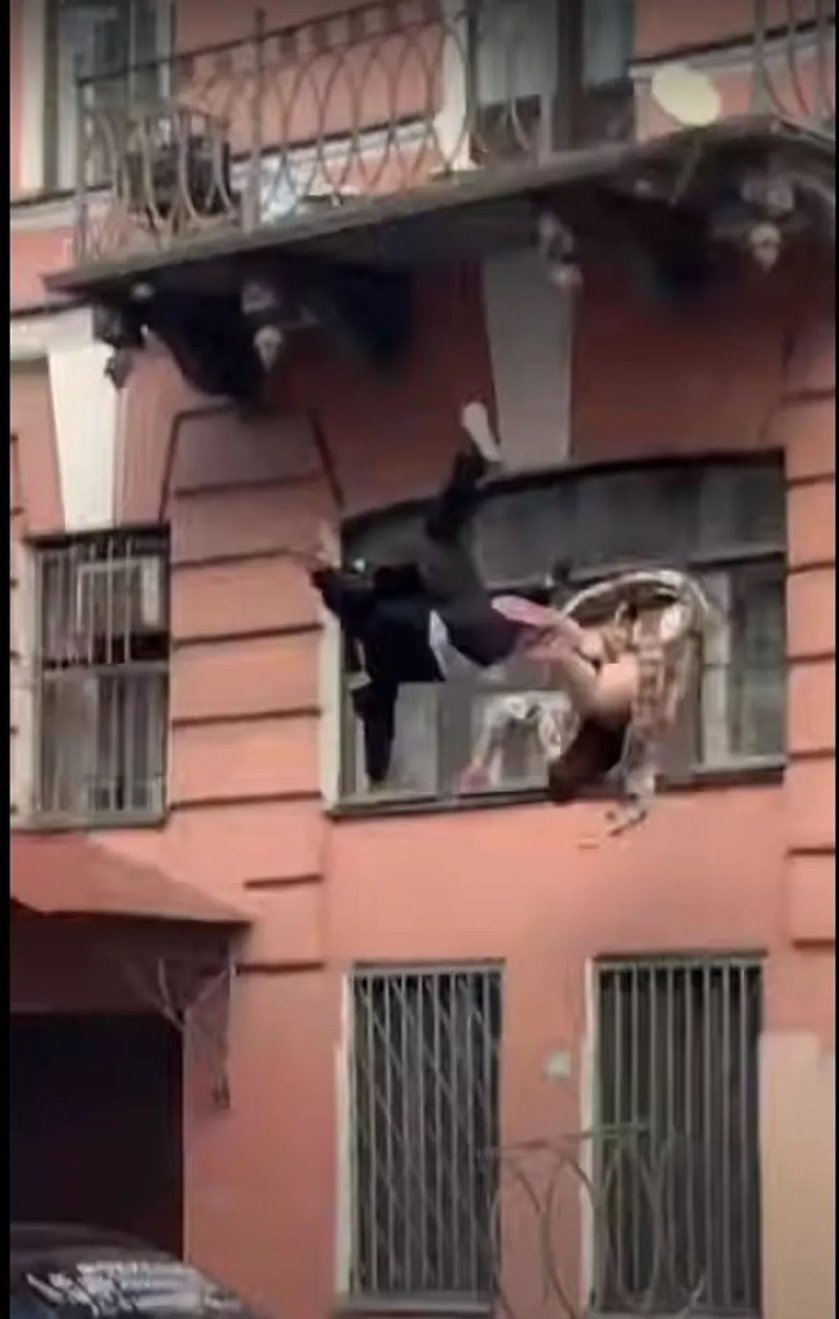 Un couple tombé d'un balcon. | capture : YouTube/Outer Haven