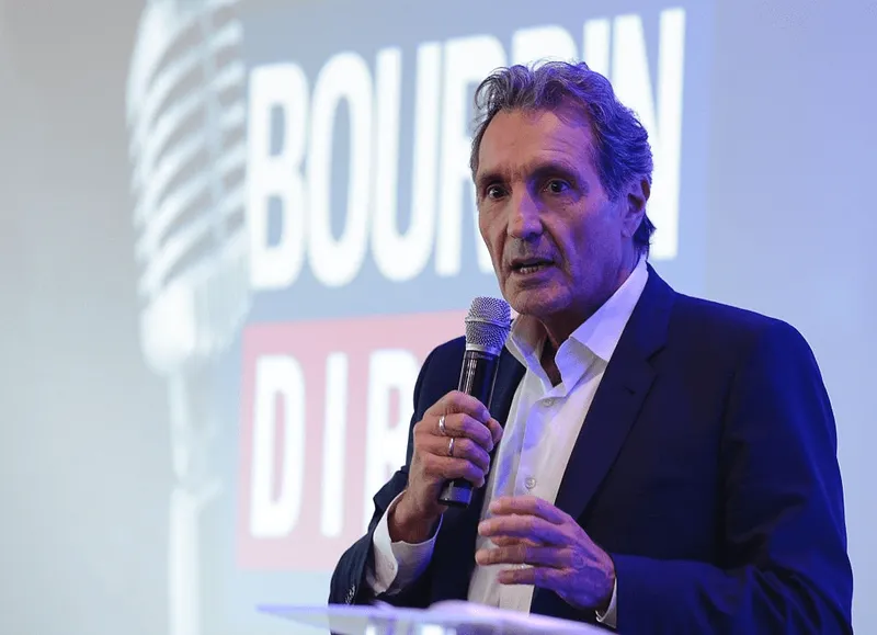 Le journaliste français Jean-Jacques Bourdin lors de la conférence de presse de l'émission NextRadio TV à Paris le 6 septembre 2016. | Photo : Getty Images
