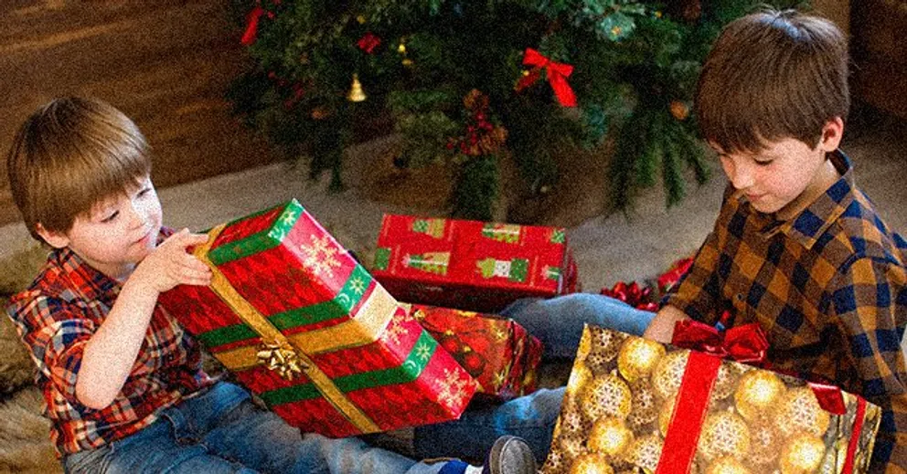 Des enfants déballant des cadeaux. | Photo : Shutterstock