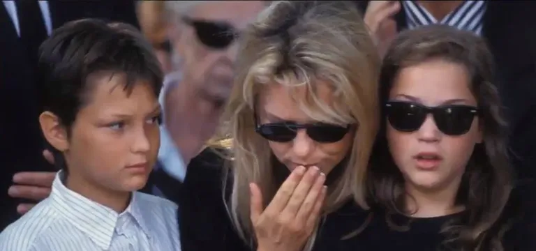 France Gall et ses enfants à l'enterrement de Michel Berger. l Source : YouTube/ Divertissement Aujourd'hui