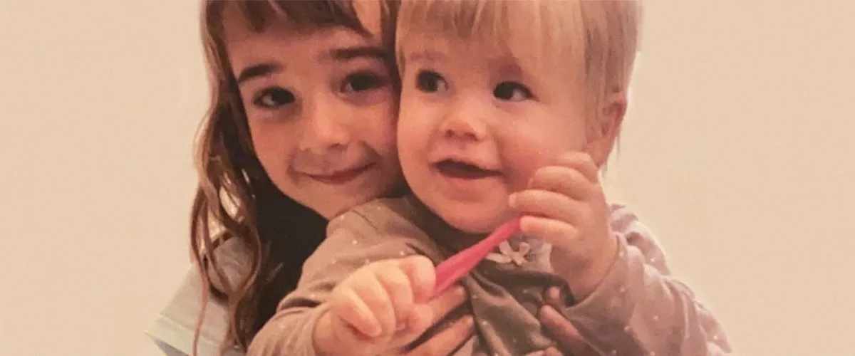 La petite Olivia et sa sœur. | Photo : Twitter/La Vanguardia