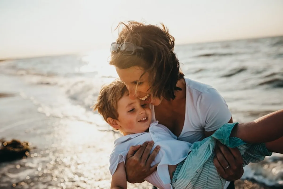 Une mère portant son enfant. | Photo ; Unsplash