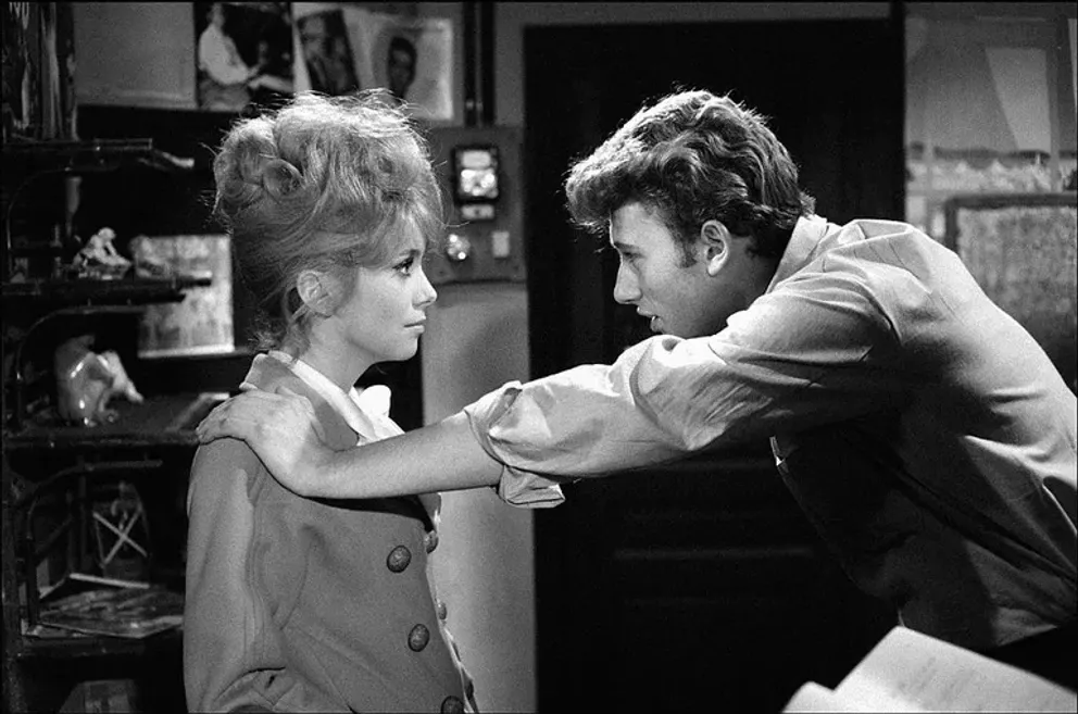 Johnny Hallyday dans les années 60 en France - Catherine Deneuve et Johnny Hallyday dans "Les Parisiennes" en France, en novembre 1961. | Photo : Getty Images