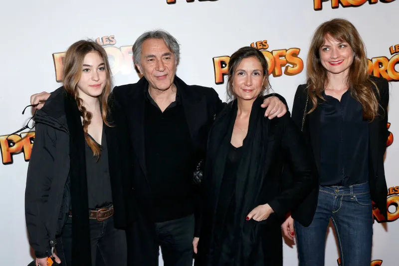 L'acteur Richard Berry, sa compagne et ses deux filles Coline et Joséphine | Photo : Getty Images