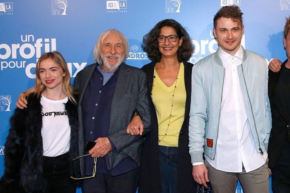 Pierre Richard, aux côtés de sa femme Ceyla Lacerda et de ses petits-enfants Lucille et Arthur, au cinéma UGC Normandie à Paris, France. | Photo : Getty Images