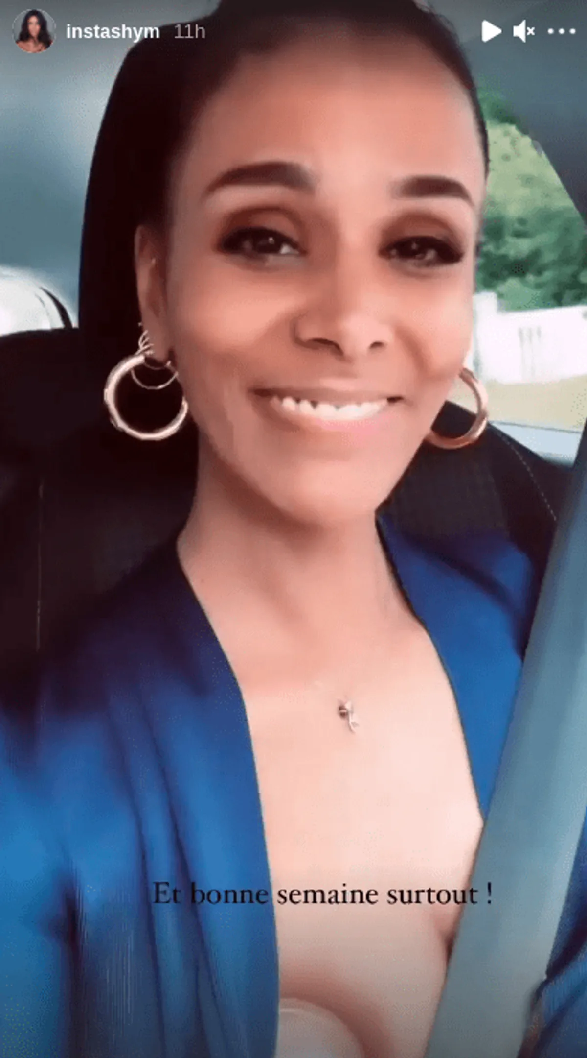 Shy'm entrain de tirer son lait dans une voiture. | Photo : Story Instagram / Instashym