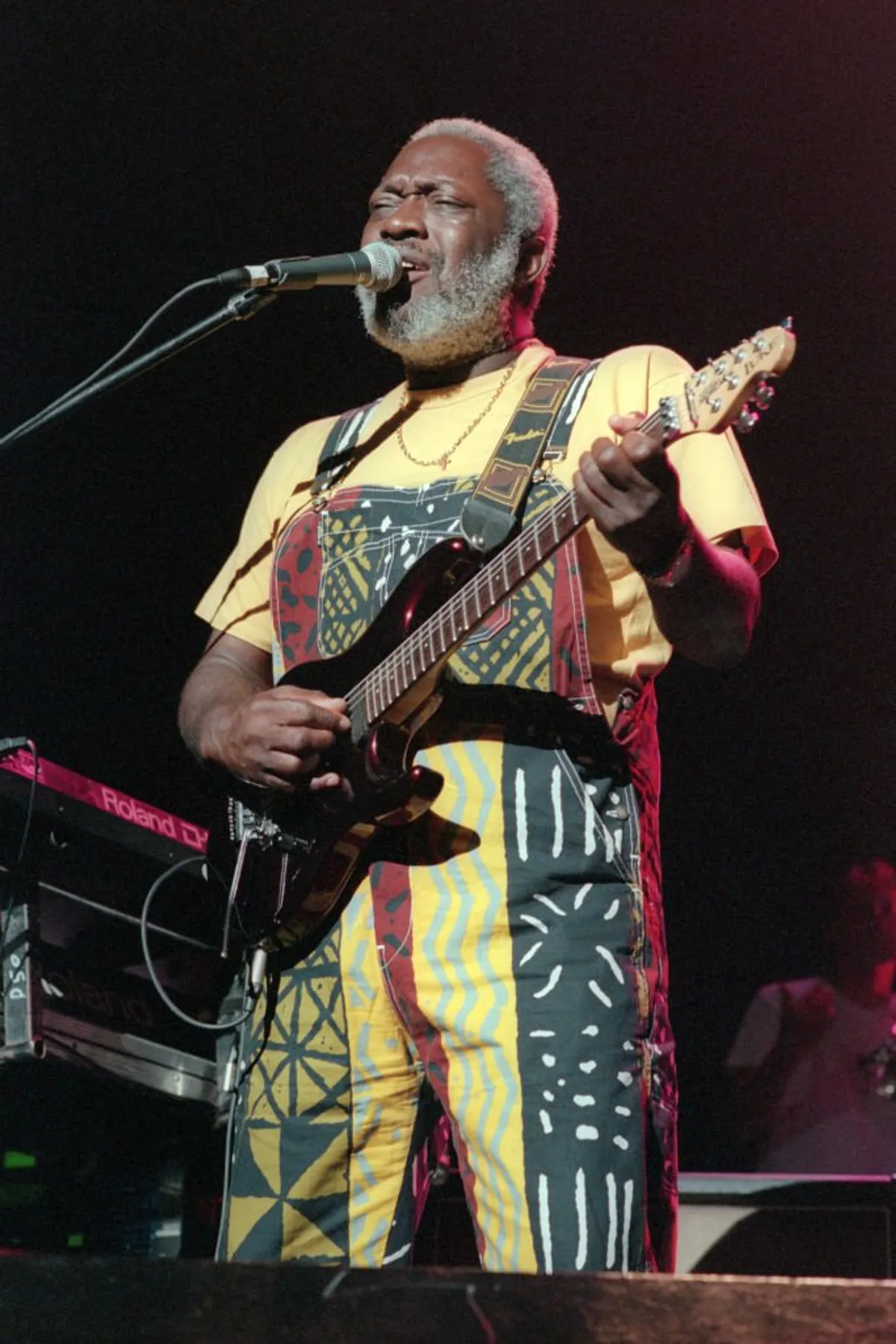 Kassav en concert au Hammerstein Ballroom le vendredi soir 23 juillet 1999.Cette image : Jacob Desvarieux à la guitare. | Photo : Getty Images