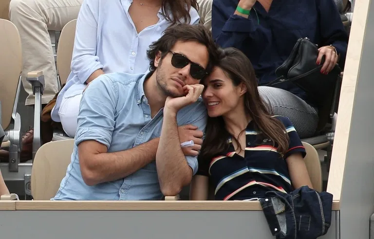 Vianney et sa petite amie Catherine Robert assistent à la finale masculine lors de la 15e journée des Internationaux de France 2019 au stade Roland-Garros, le 9 juin 2019 à Paris, en France. | Photo : Getty Images