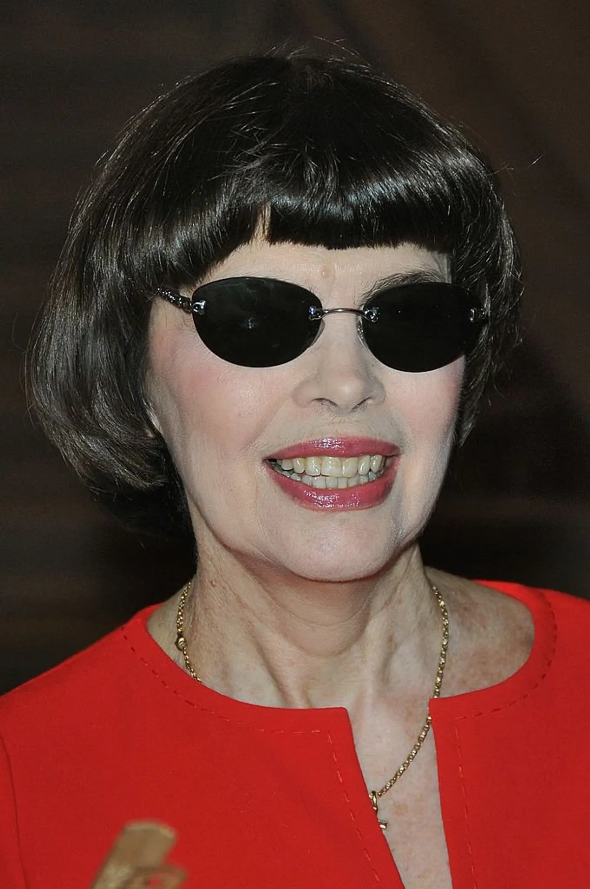 Mireille Mathieu affichant un grand sourire. | Photo : Getty Images