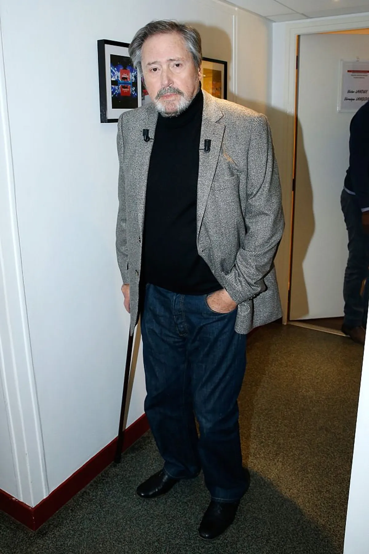 Victor Lanoux présente son livre ''Deux heures à tuer au bord de la piscine'' lors de l'émission de télévision française ''Vivement Dimanche'' au Pavillon Gabriel le 12 novembre 2014. | Photo : Getty Images