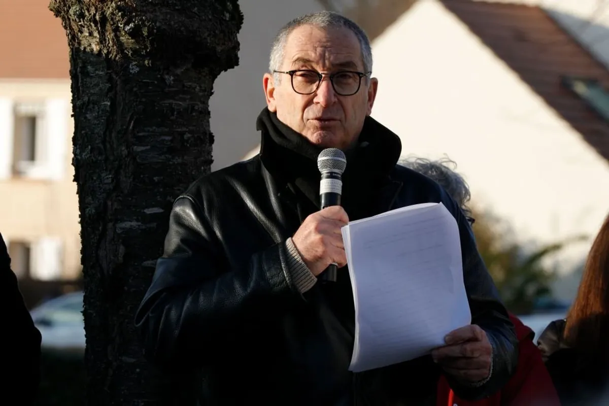 Eric Mouzin, père d'Estelle, regarde lors d'une marche à la mémoire d'Estelle Mouzin, à Guermantes, à l'est de Paris, le 9 janvier 2021. | Photo : Getty Images