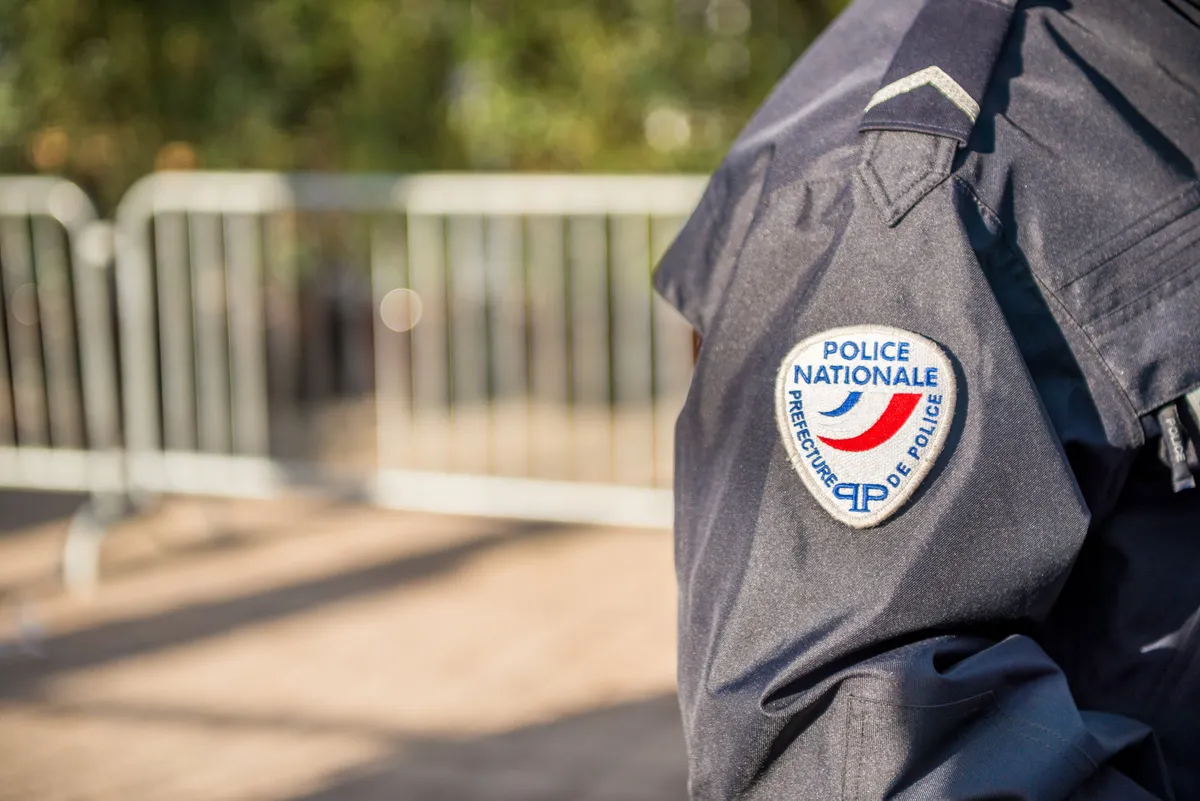 L'épaule d'un policier. ǀ Source : Shutterstock