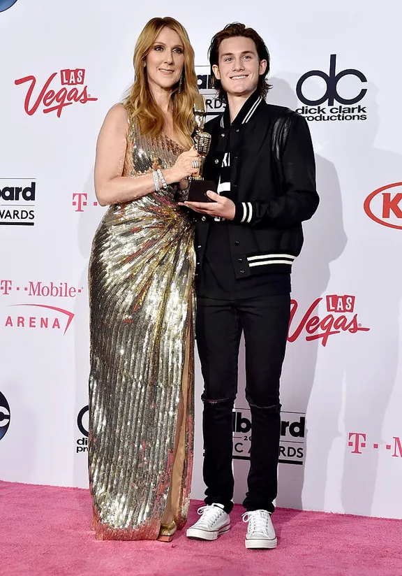 La chanteuse Céline Dion et son fils René Charles Angelil posent dans la salle de presse lors des Billboard Music Awards 2016 à la T-Mobile Arena le 22 mai 2016 à Las Vegas, Nevada. | Photo : Getty Images