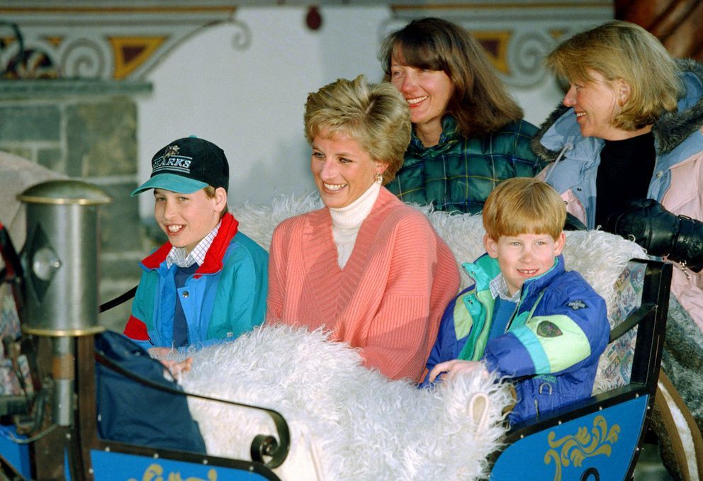 Le prince William, la princesse Diana et le prince Harry à Lech, en Autriche, pendant leurs vacances de ski annuelles, le 27 mars 1994. | Source : Getty Images