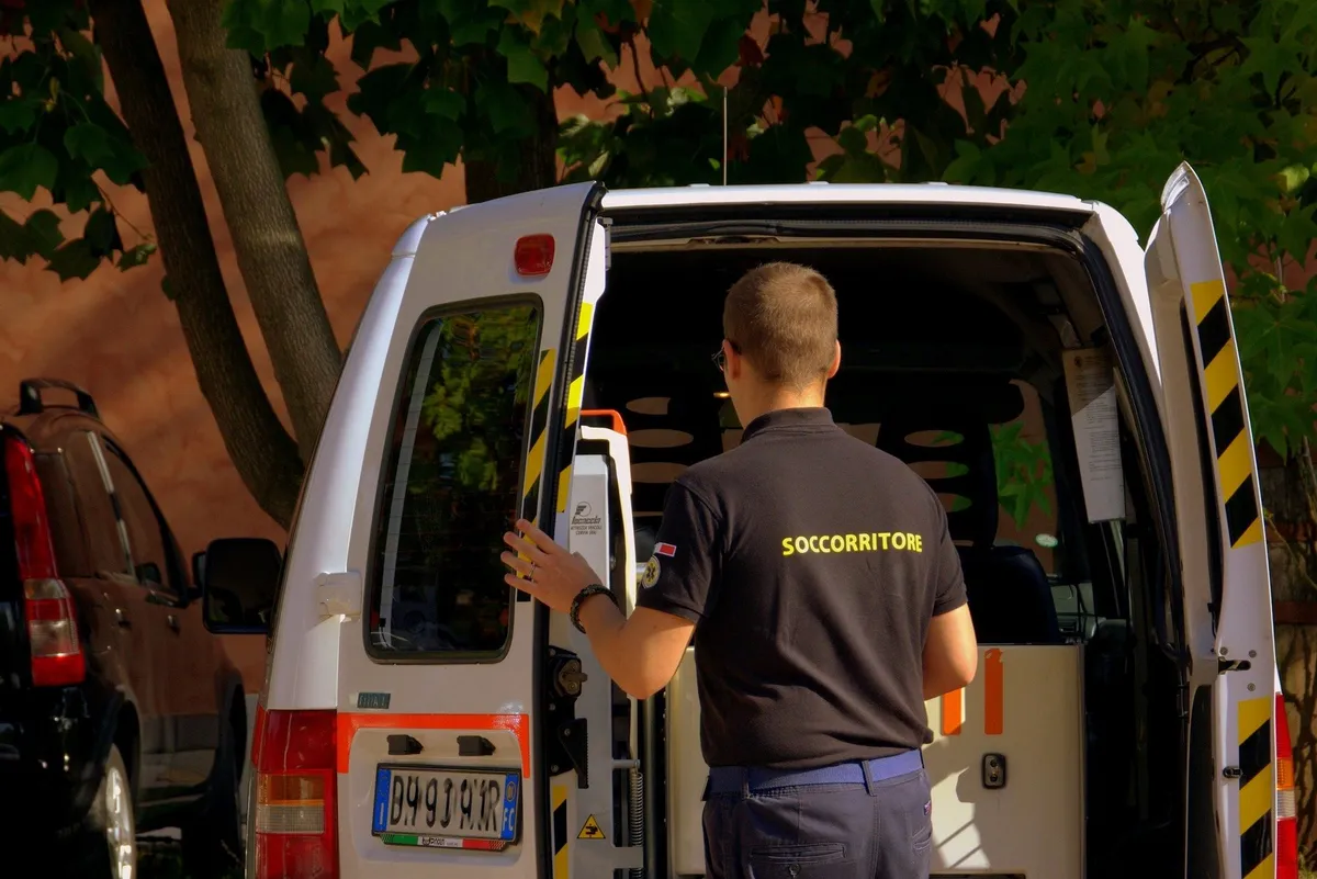 Une voiture d'ambulance et un homme. | Photo : Pixabay