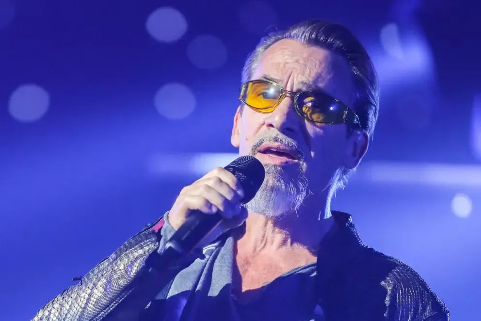 Florent Pagny, le micro à la main. | Photo : Getty Images