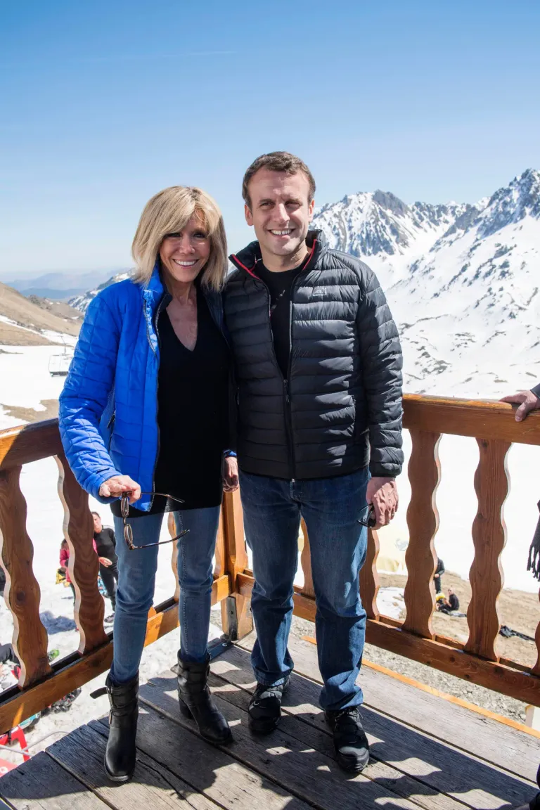Emmanuel Macron and his wife Brigitte visited the summit in La Mongie for lunch in the Pyrenees before the meeting on April 12, 2017 in Bagneres de Bigorre, France.  |  Photo: Getty Images