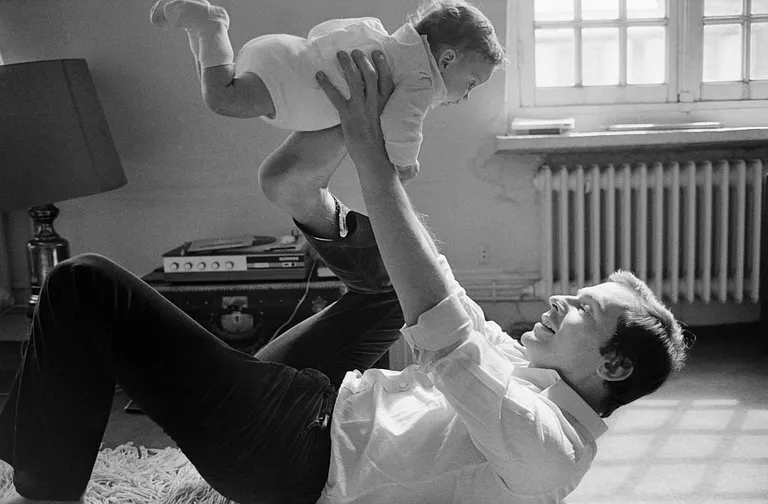 L'acteur français Jean-Louis Trintignant joue avec sa petite fille Pauline dans leur maison à Paris. | Photo : Getty Images