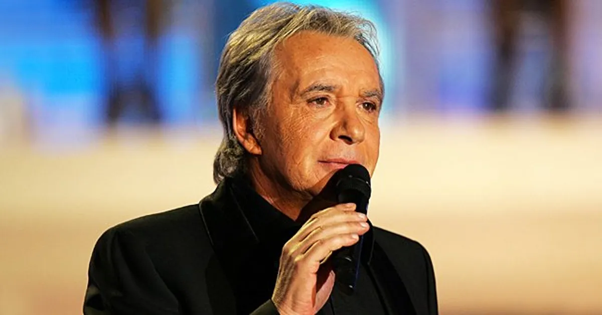 Michel Sardou joue sur l'émission de télévision Vivement Dimanche. | Photo : Getty Images