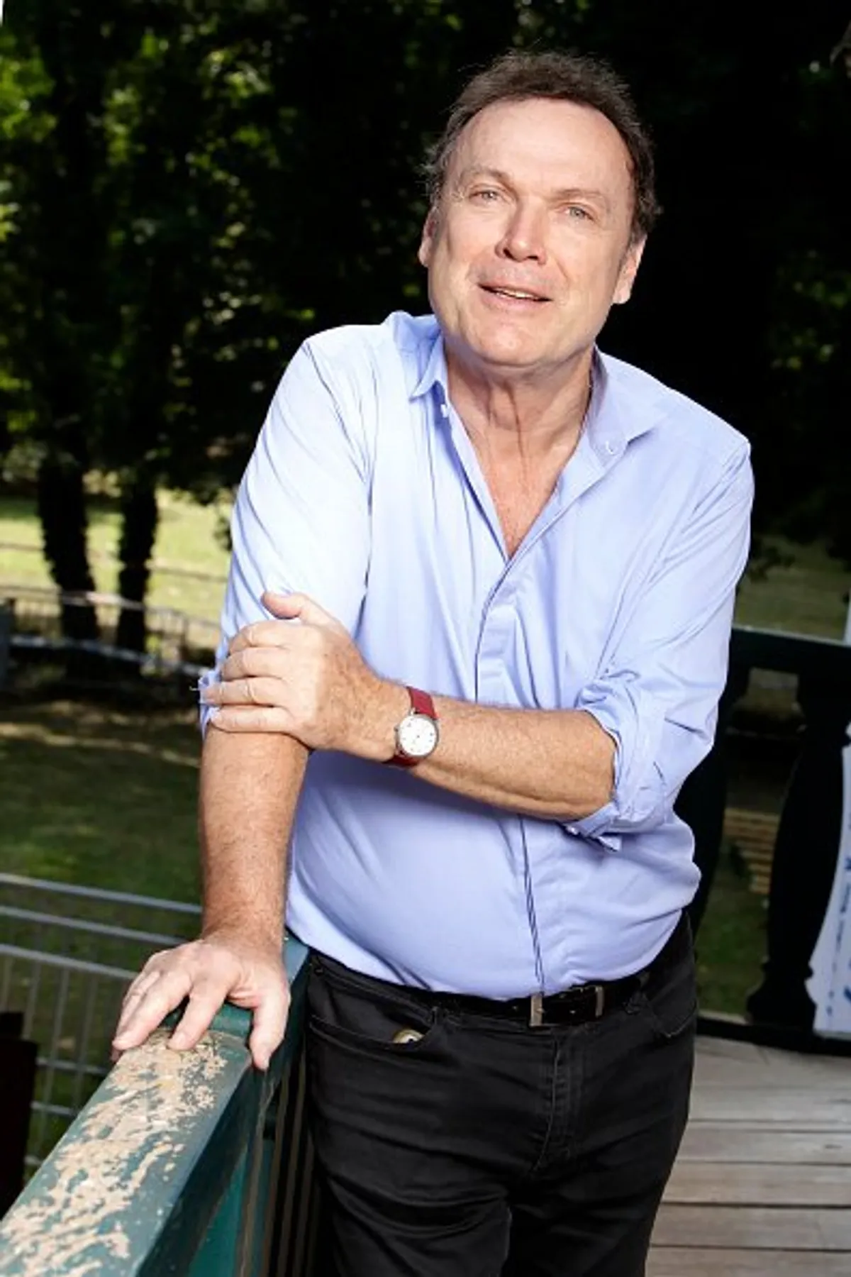 Julien Lepers pose lors d'une séance de portrait à Paris, en France. | Photo : Getty Images