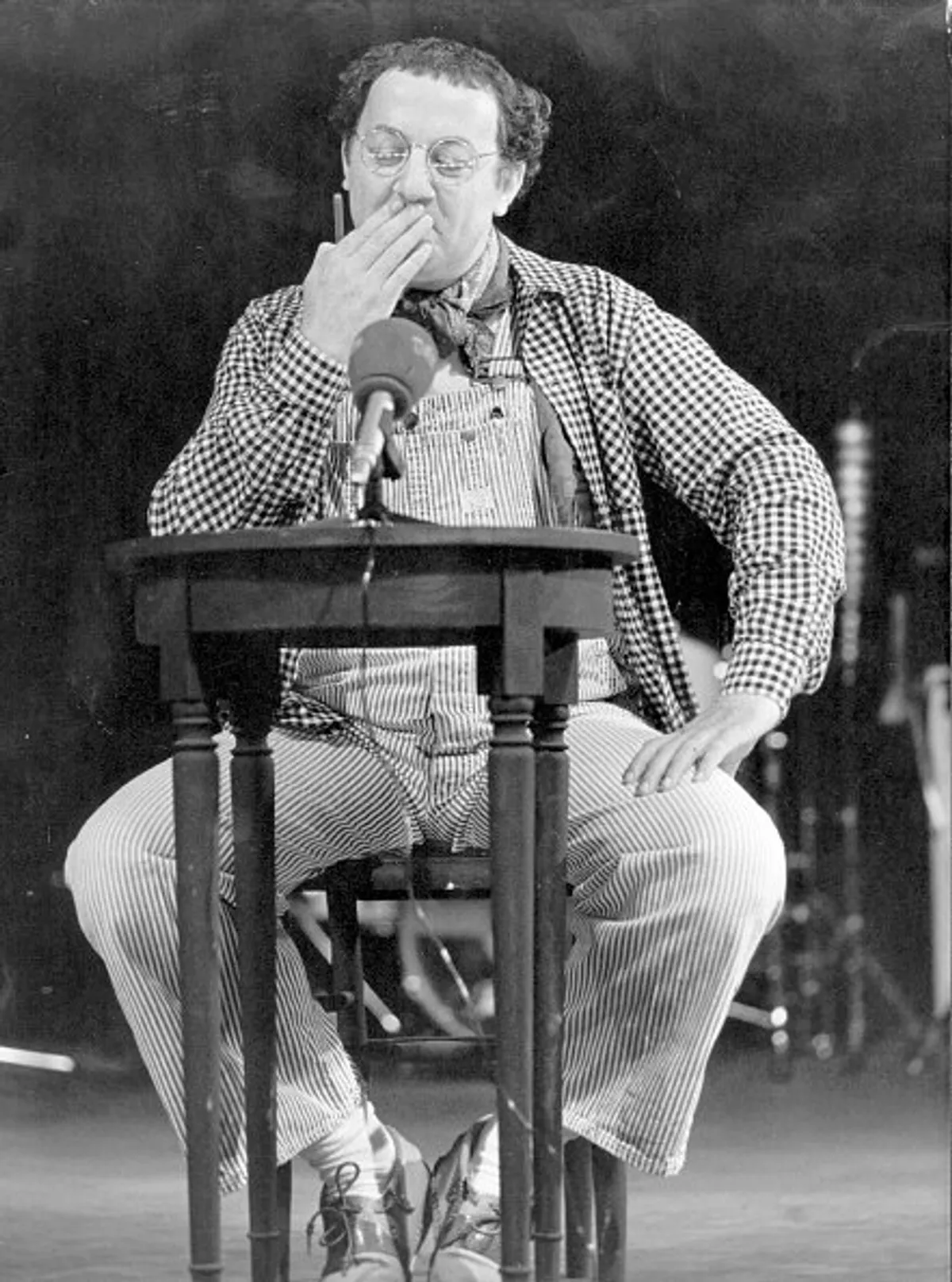 Le comédien français Coluche se produit à Paris. | Photo : Getty Images