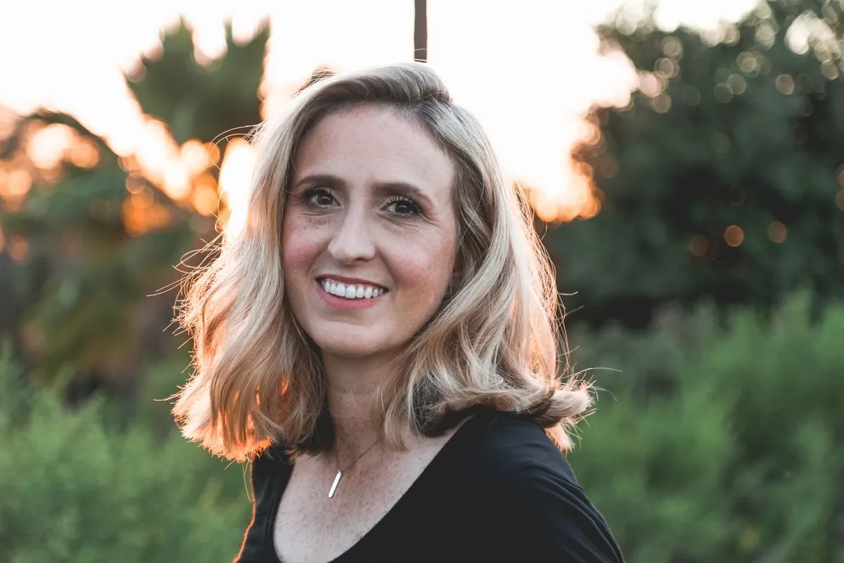 Une femme souriant. l Source : Unsplash