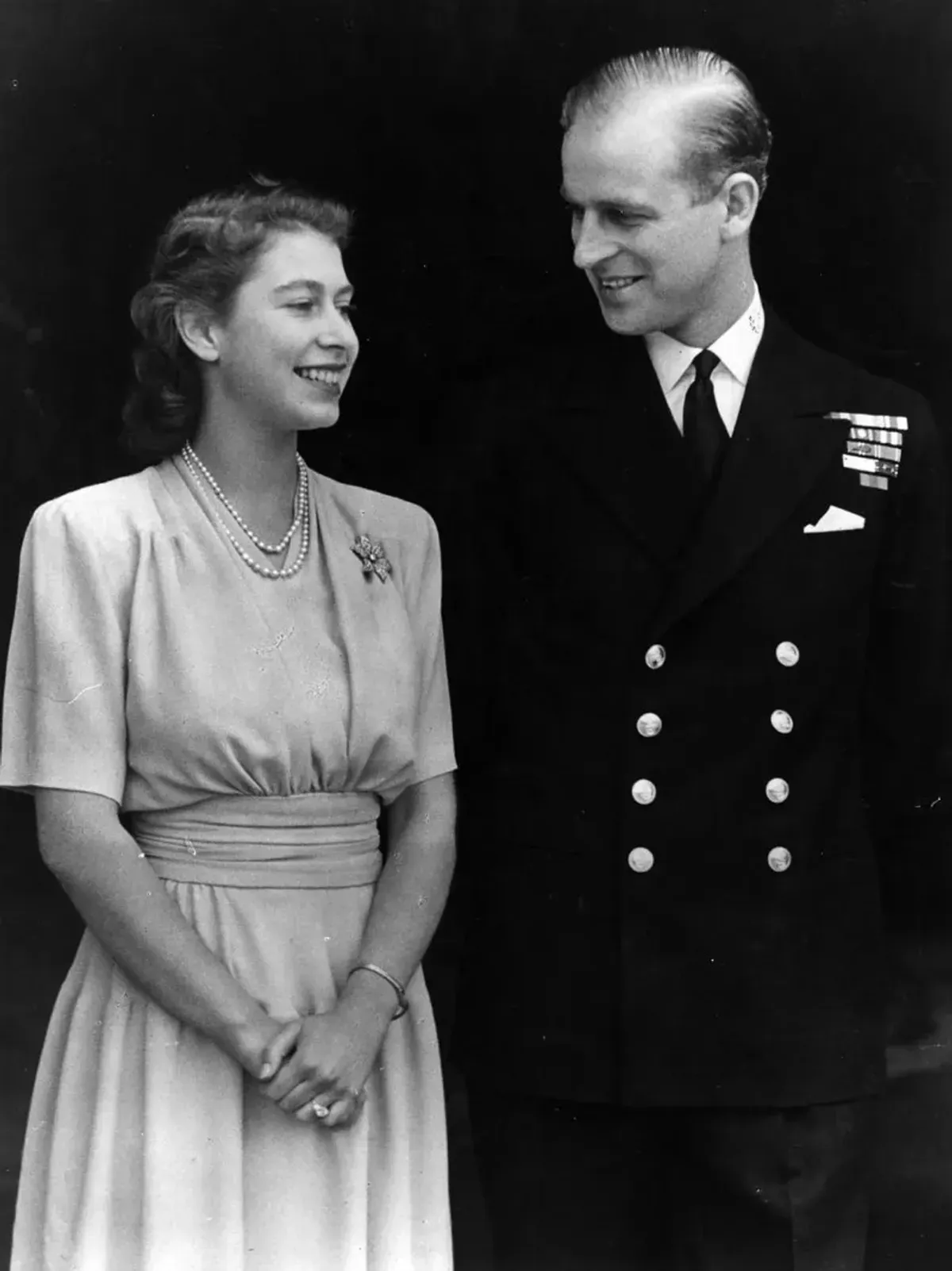 La reine Elizabeth et Philip Mountbatten, duc d'Édimbourg, à l'occasion de leurs fiançailles au palais de Buckingham à Londres. | Photo : Getty Images