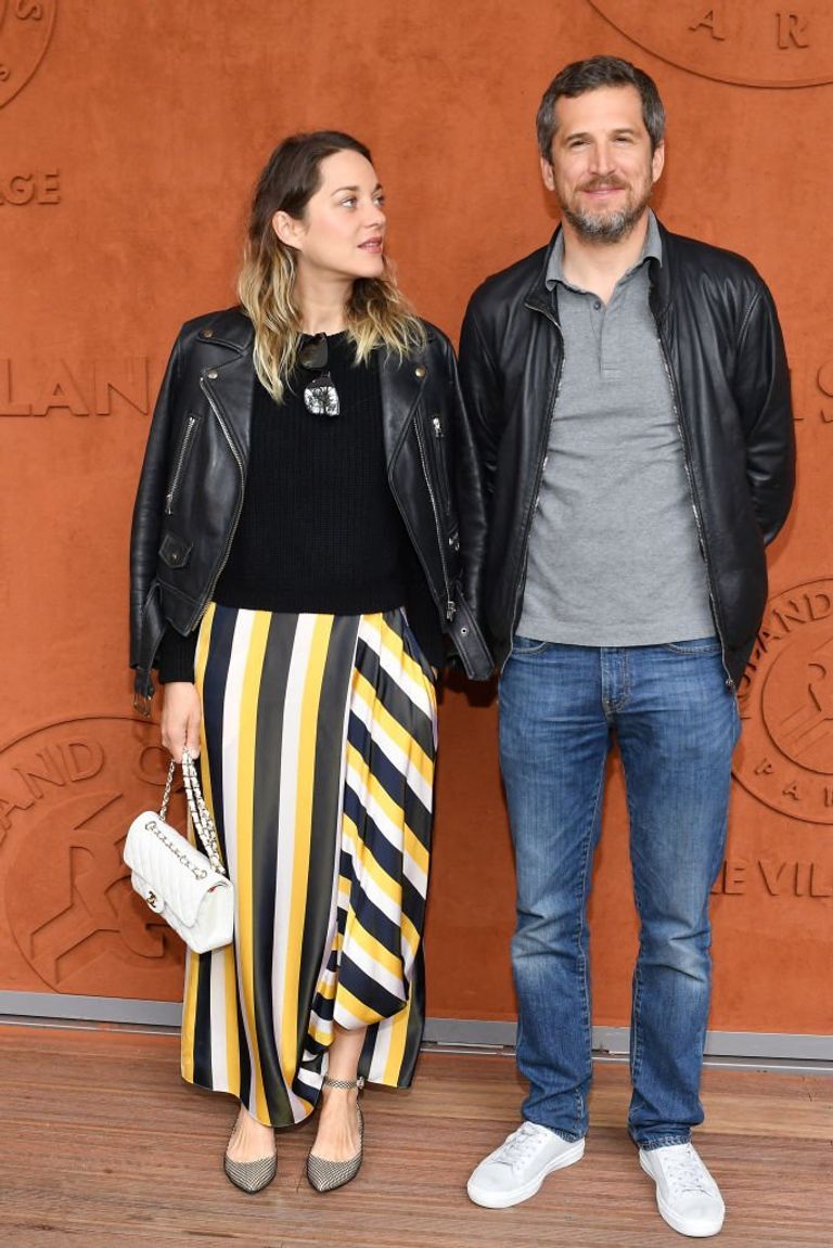 Marion Cotillard et Guillaume Canet assistent à l'Open de France de Tennis 2019 - Jour 15 à Roland Garros le 09 juin 2019 à Paris, France. | Photo : Getty Images