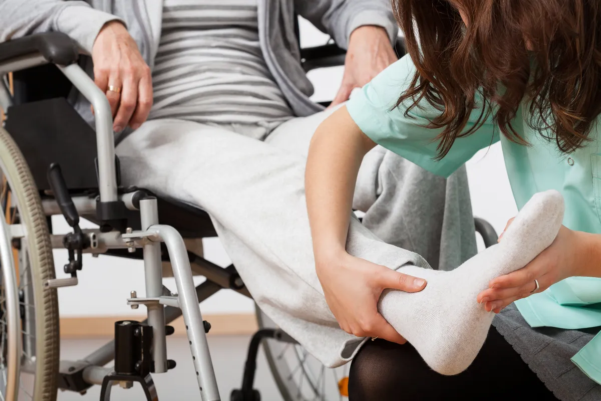 Personne handicapée avec son infirmière. | Photo : Shutterstock