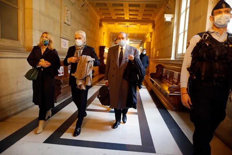 Bernard Tapie (C) arrive au Palais de Justice de Paris. | Photo : Getty Images