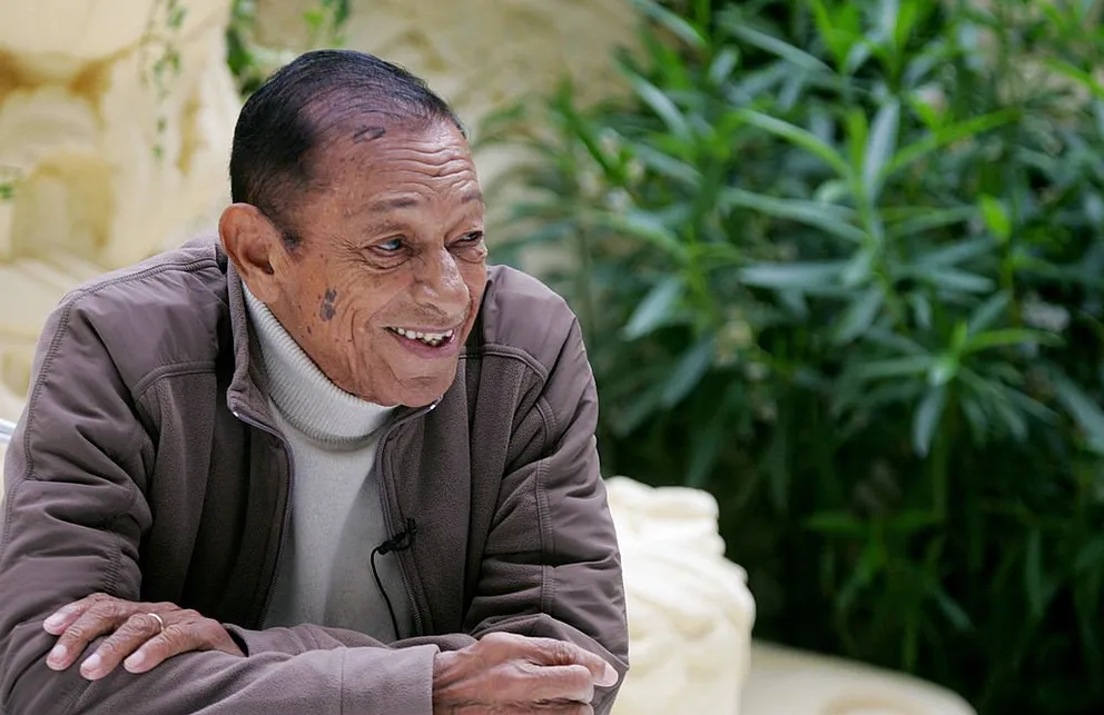 Henri Salvador, 89 ans, est photographié lors d'une interview de l'AFP dans un hôtel parisien le 27 septembre 2006. | Photo : Getty Images