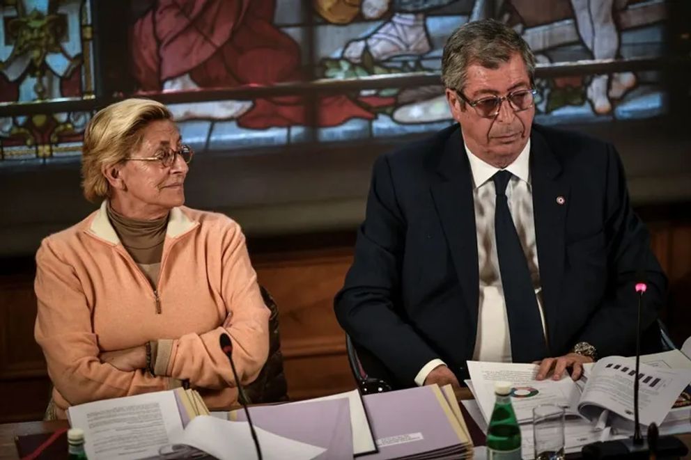 Patrick Balkany et sa femme, Isabelle Balkany assistent à un conseil municipal à Levallois-Perret le 15 avril 2019. | Photo : Getty Images