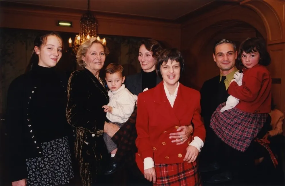 Odette Ventura avec sa fille Clélia à sa gauche et son beau-fils Pierre Guillaume et leurs enfants et Linda Ventura, au centre, l'autre fille d'Odette Ventura le 15 novembre 1995 à Paris, France. | Photo : Getty Images