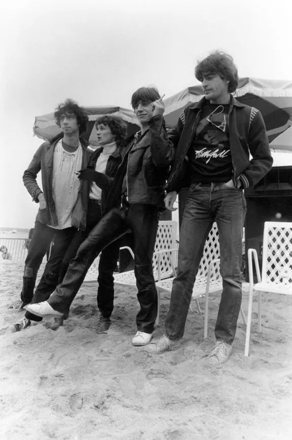 Les membres du groupe ''Téléphone'' sur la plage de Cannes, en mai 1980. | Photo : Getty Images