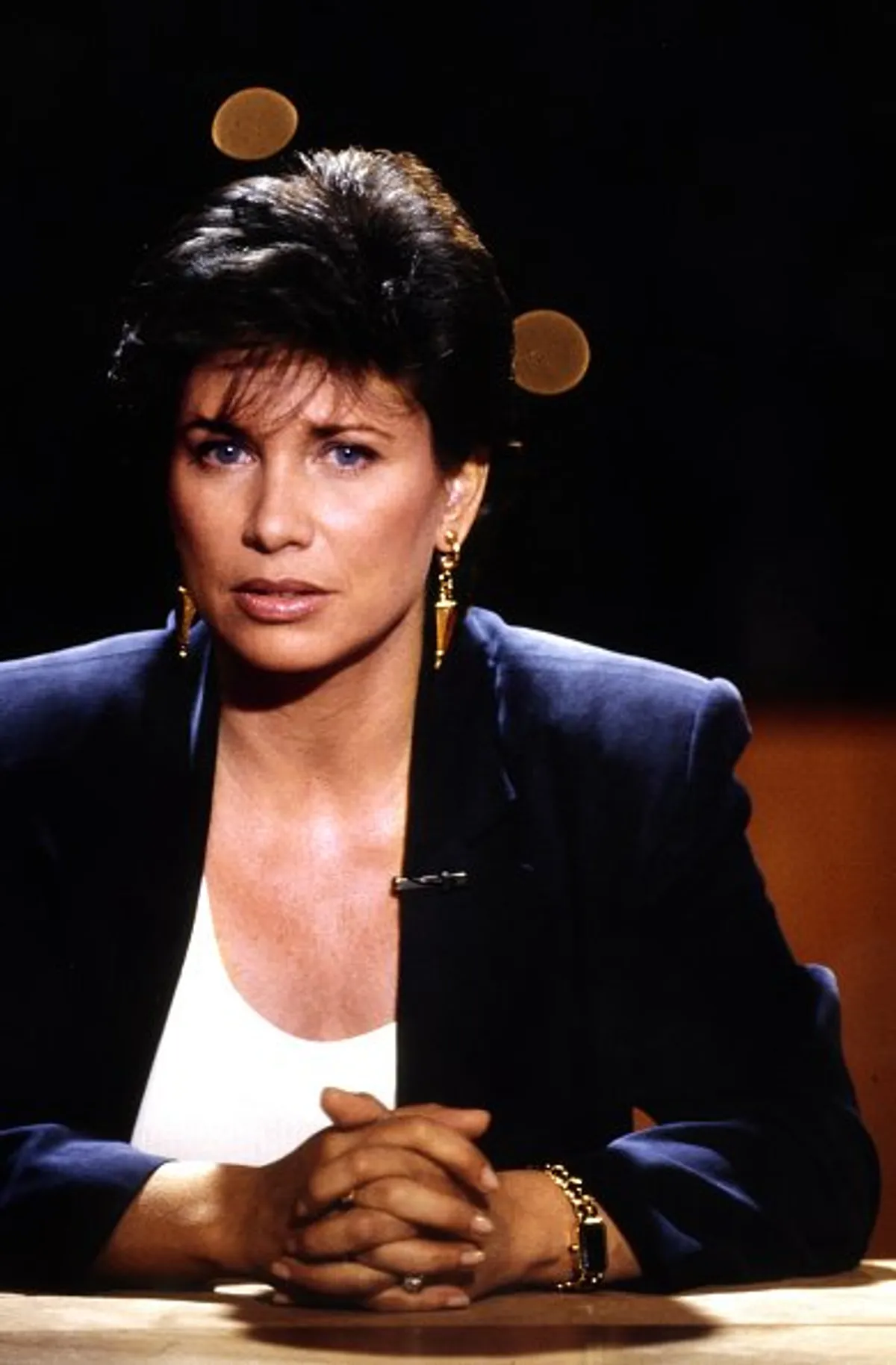 La journaliste Anne Sinclair pose lors d'une séance de portrait à Paris, France, le 29/06/1993. | Photo : Getty Images