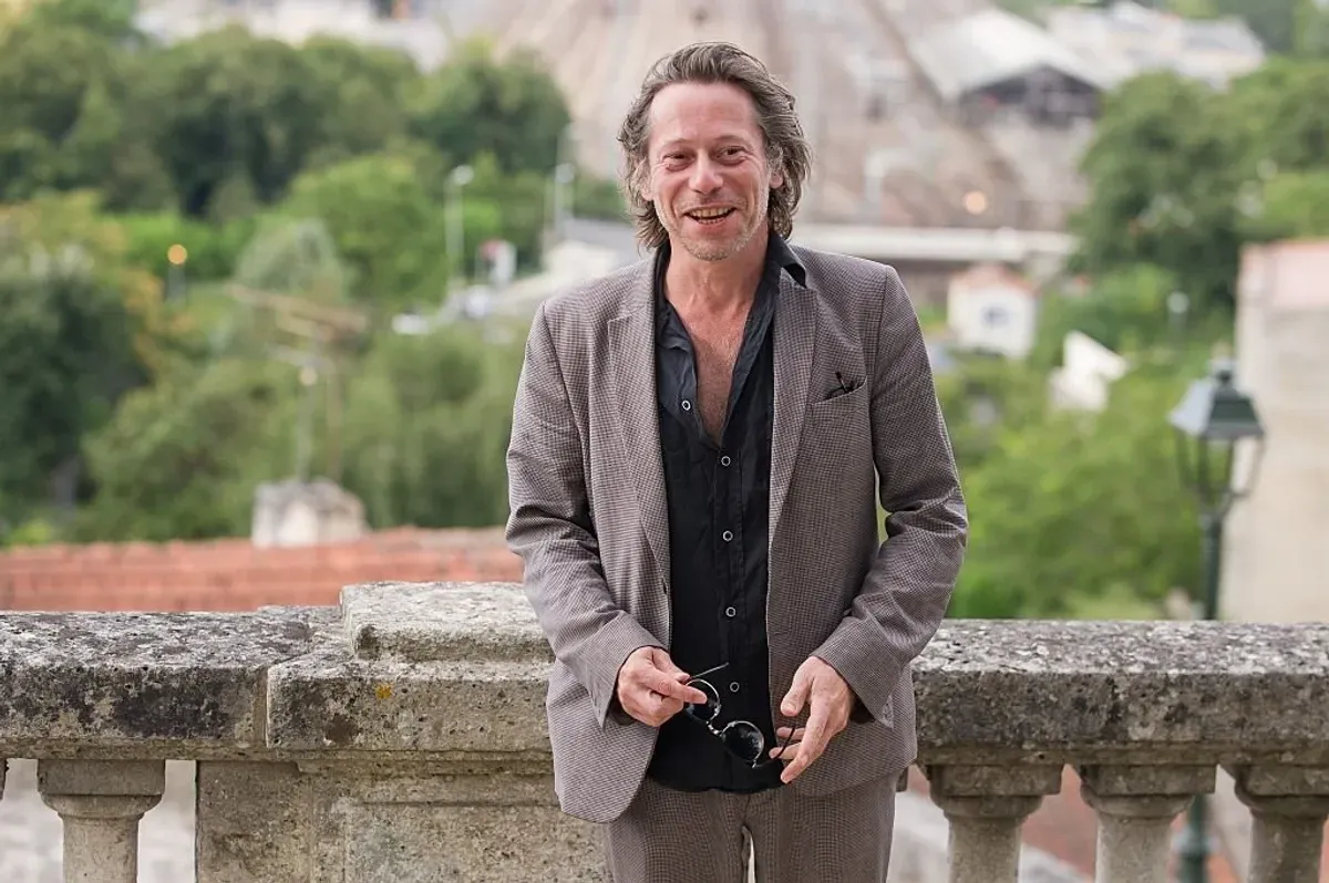 Mathieu Amalric pose lors du photocall "Belles Familles" dans le cadre du 8e Festival du film francophone d'Angoulême, le 25 août 2015 à Angoulême, en France. | Photo : Getty Images