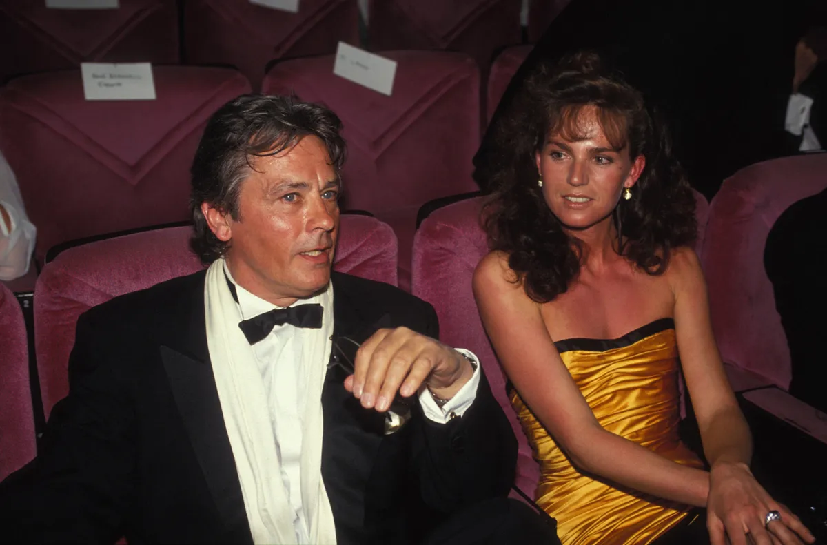Alain Delon avec sa femme Rosalie van Breemen pour le film 'Le Retour de Casanova' au 45eme Festival de Cannes le 9 mai 1992 a Cannes, France. | Photo : Getty Images