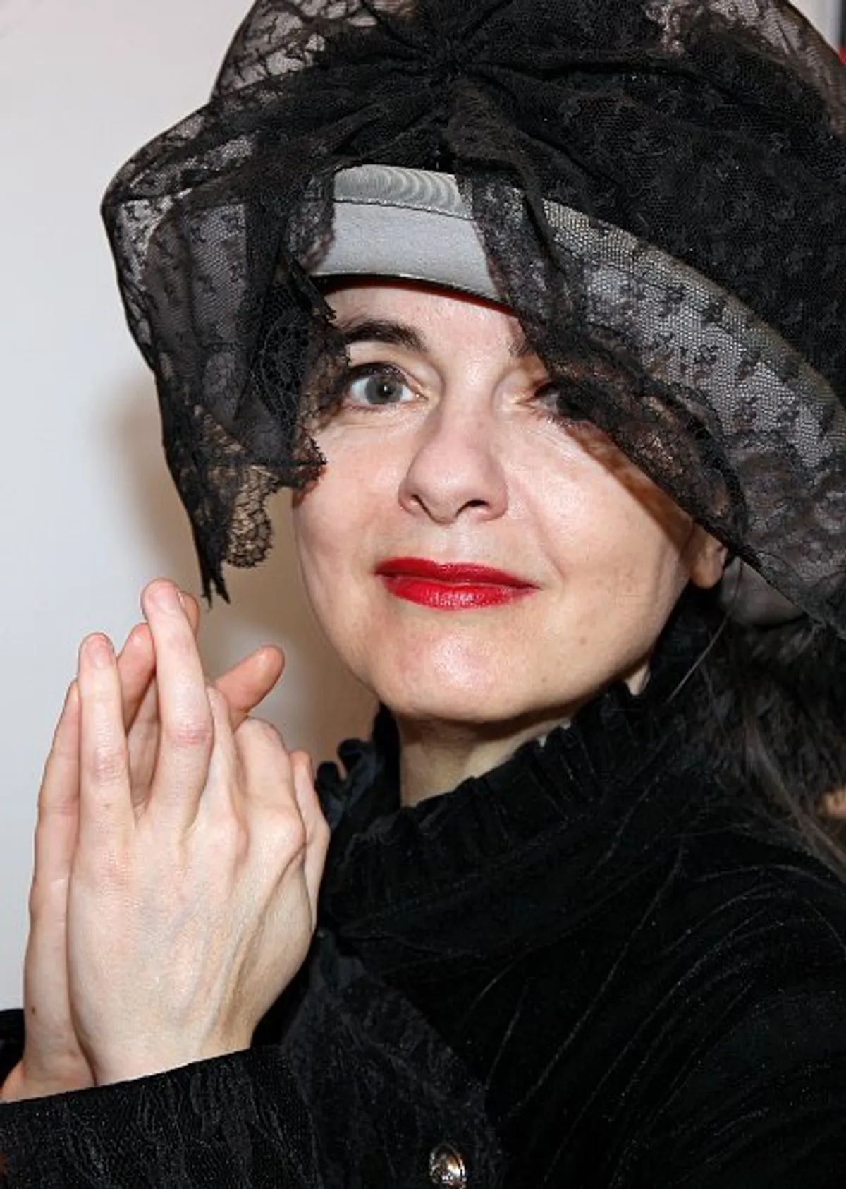 Amélie Nothomb assiste au cocktail "Cristal 2008" du Champagne Louis Roederer à Paris. |Photo : Getty Images